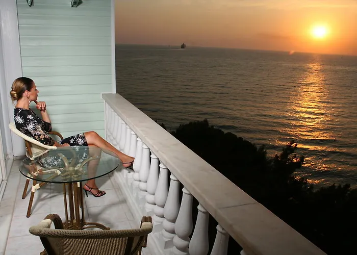 Honeymoon Suite